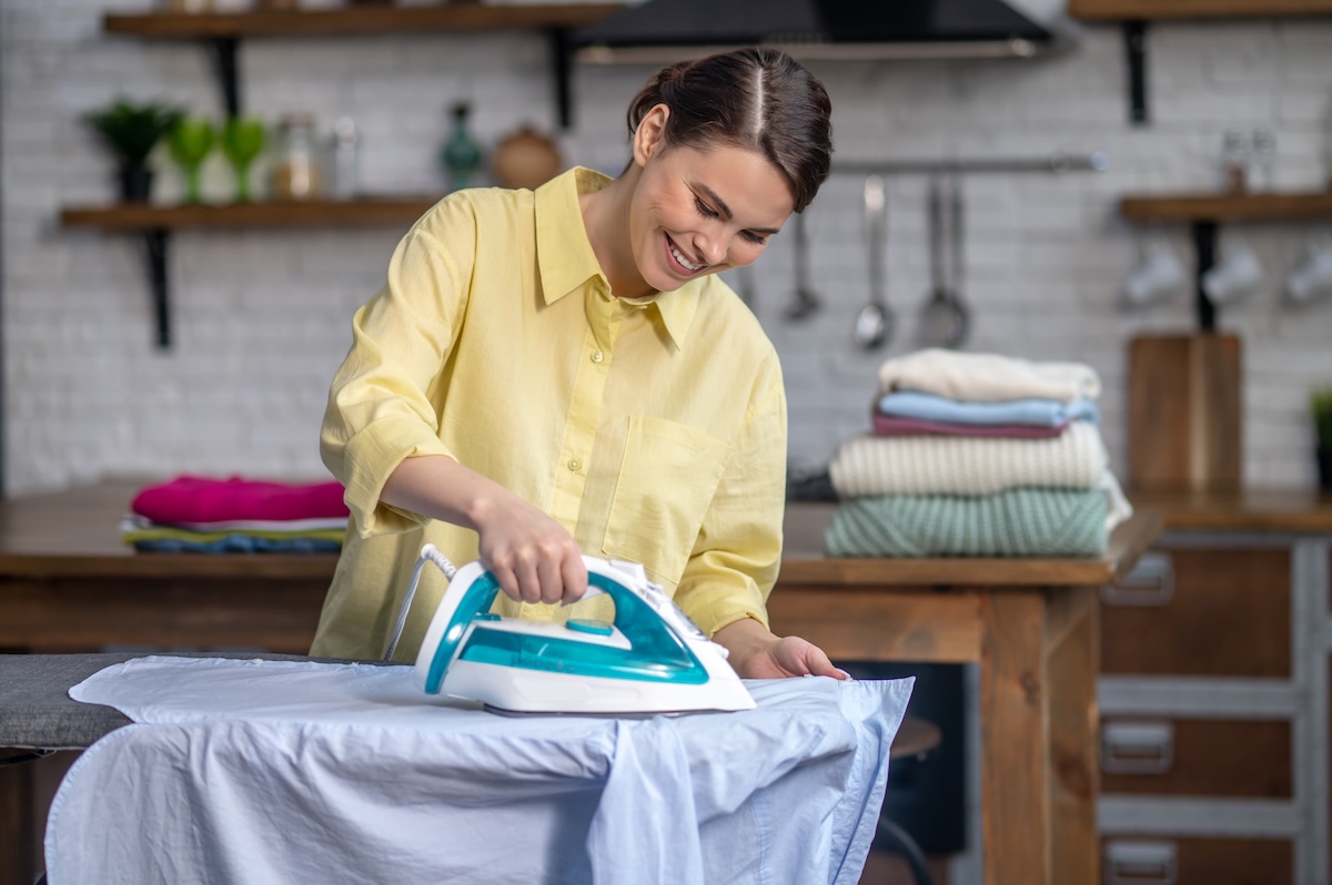 femme de ménage ADCLIC Services repassant du linge à domicile à Couëron femme de ménage ADCLIC Services repassant du linge à domicile à Couëron